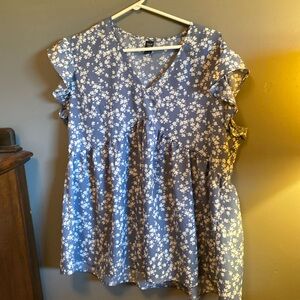 💙A light warm breeze goes together with this empire waist floral shirt.